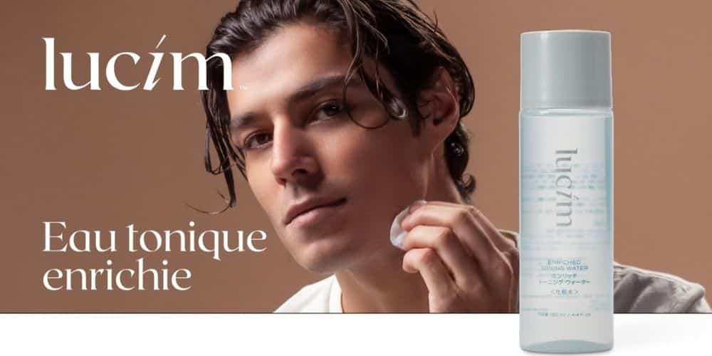 Homme utilisant l'eau tonique enrichie Lucim