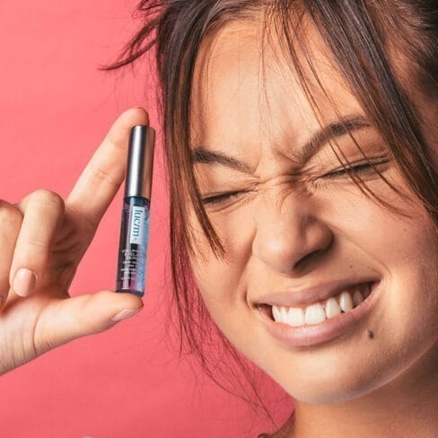 Femme avec le produit Sérum Volumateur pour cils