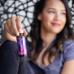 femme tenant dans ses mains une bouteille de collagène et Tahitian NOni