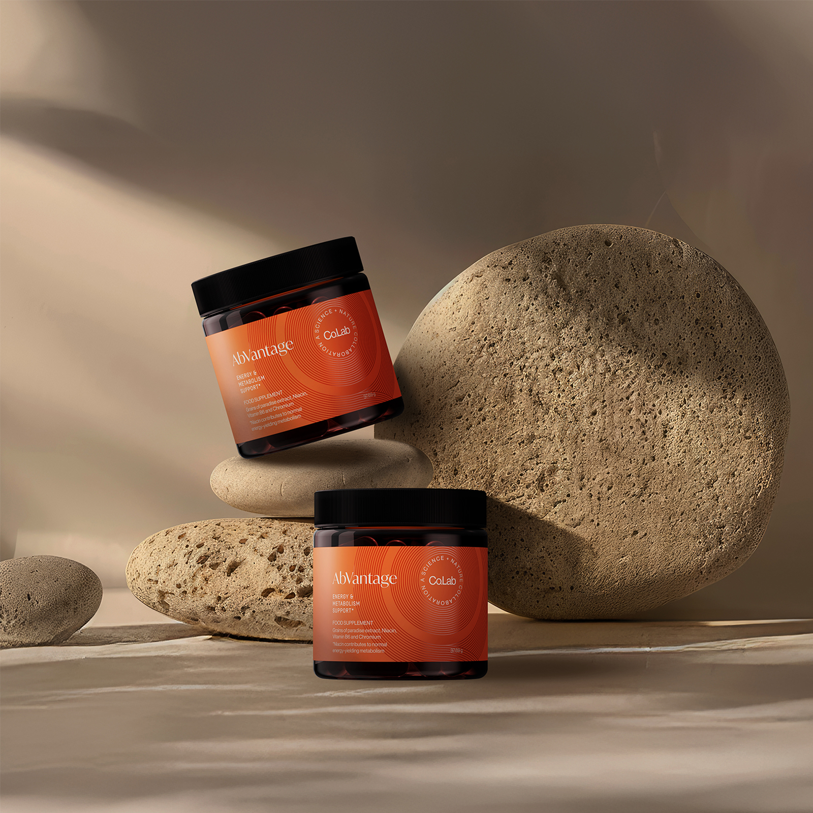 "Co.Lab AbVantage – deux pots de complément métabolique naturel, soutien énergétique et glycémique, présentation minimaliste sur fond minéral."